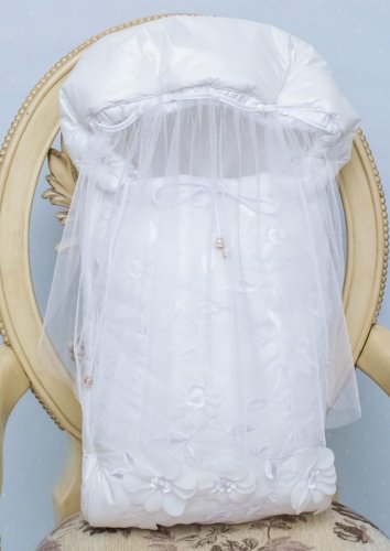 Clariss Конверт нарядный на выписку с вуалью Цветущая Космея / цвет белый